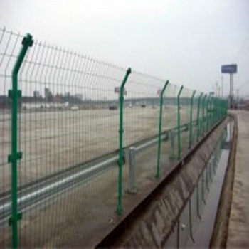 新疆护栏网生产厂家1.8*3米现货价格优惠