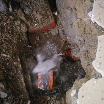 广州埋地水管漏水检测维修站，水管漏水怎么办？