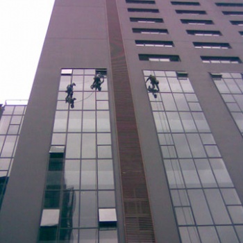 广州厂房装修后外墙清洗粉刷广告牌安装维修专业高空作业公司