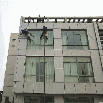 从化熬兴洗外墙公司 蜘蛛人外墙打玻璃胶高空瓷砖修补