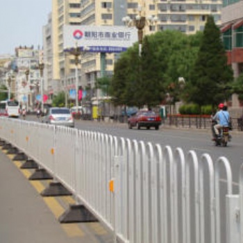 供应防跨市政护栏铁艺护栏道路安全防护栏隔离锌钢护栏厂家批发价
