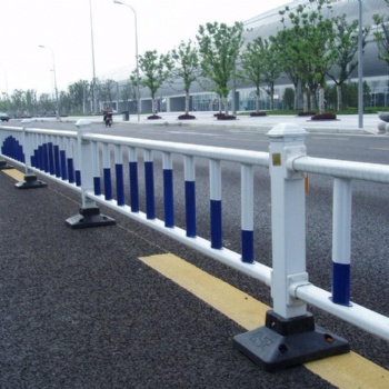 孟津现货厂家供应锌钢马路护栏公路护栏人车分离栏道路护栏长期供应