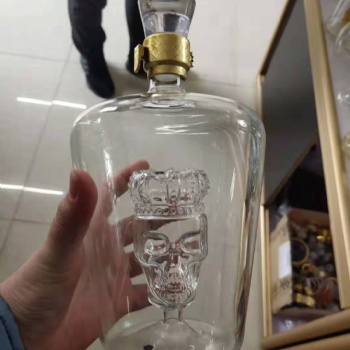 高档内置骷髅造型玻璃酒瓶威士忌玻璃瓶子手工吹制白酒瓶异形个性玻璃酒瓶