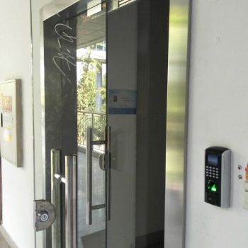 重庆市渝中区办公室玻璃门电磁锁门禁锁指纹机刷卡密码门禁系统安装