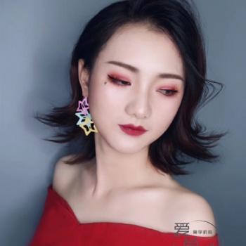深圳龙岗学化妆美甲哪家学校好？