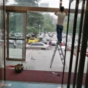 西安专业安装维修各种玻璃门，更换玻璃