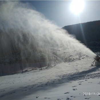 滑雪场质优恒温造雪设备 人工造雪机厂家造雪操作细节