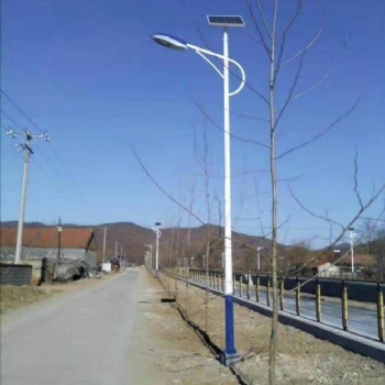 农村安装太阳能路灯杆