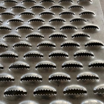 专业生产鳄鱼嘴防滑板 鱼鳞孔防滑板 鱼眼防滑板 铝合金防滑板 防滑网 脚踏板 楼梯踏板 金属防滑板