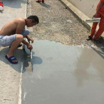 西藏林芝水泥路面起砂漏石子快速修补施工方便快速通车