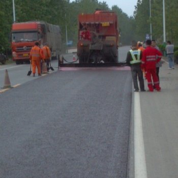 道路养护维修纤维同步碎石封层技术