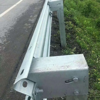 宏利厂家高速公路波形护栏 桥梁防撞护栏加工定制镀锌喷塑