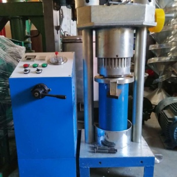 小型芝麻榨油机价格 液压香油机生产厂家 新式螺旋芝麻榨油机