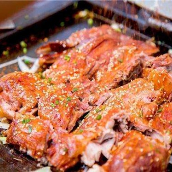 铁板烤鸭加盟 铁板烤鸭在哪学 学铁板烤鸭来北京某个时间餐饮公司