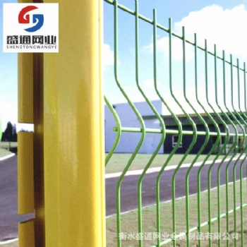 厂家批发现货小区公园公路桃型柱三角折弯护栏网定制草绿果园养殖