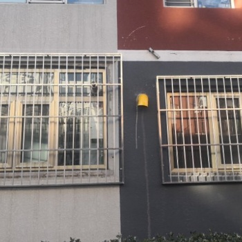 北京朝阳潘家园专业防盗窗阳台防护栏护网安装