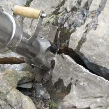 大型快速无声分解石头用液压劈石机