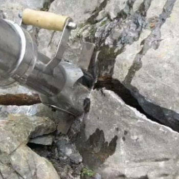 土石方工程采用液压劈石机设备