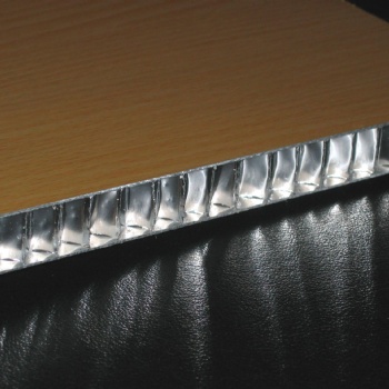 铝绅仕铝蜂窝板有些优势