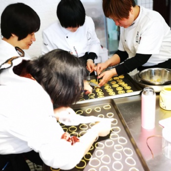 宜昌荆门荆州岳阳益阳常德市女孩学奶茶饮品西点烘焙培训学校2021