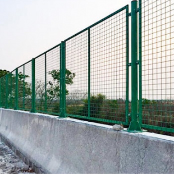 广西现货双边丝护栏网高速公路护栏水渠园林景区防护隔离栅栏厂家可定制