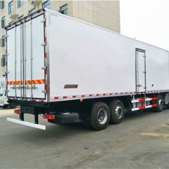 福田欧曼前四后八9.5米冷藏汽车