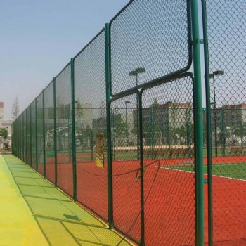 体育场护栏 勾花网隔离栅的材质及用途