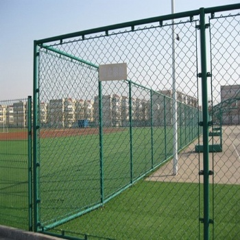 供应体育场防护隔离 球场围栏 订制浸塑低碳钢丝勾花护栏网
