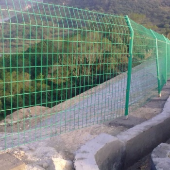 双边护栏网 低碳钢丝高速公路护栏网 养殖公路铁丝园林圈地护栏网
