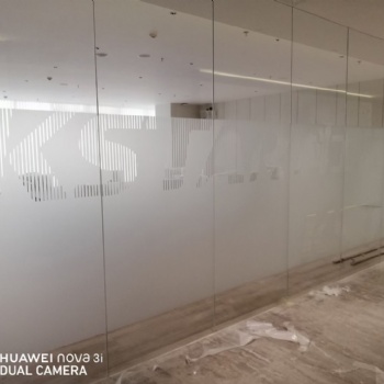 写字楼玻璃隔热膜办公室玻璃磨砂膜美化玻璃深圳隔热膜