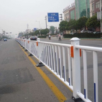 青海西宁厂家定做各种铁艺护栏道路市政护栏现货供应