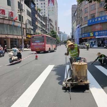 广西道路交通路口标线公司施工队