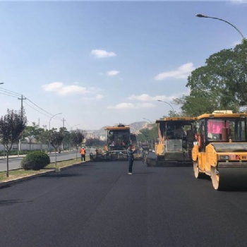 光明街道小区沥青道路改色