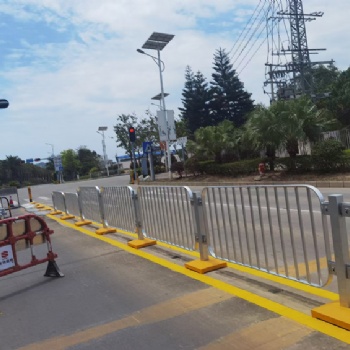 城市交通隔离栏厂家 珠海公路隔离栅 路中防护栏现货