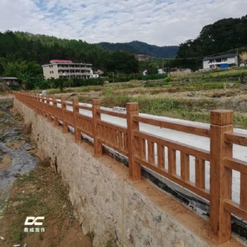 景观园林水泥仿木围栏混凝土仿木纹扶手栏杆市政河道水库栅栏