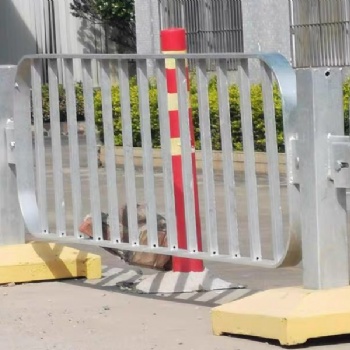东莞东城深标II路中防撞栏 厂家现货广告市政道路栏杆 **交通安全保护栏