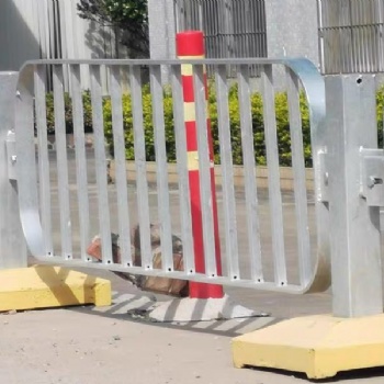 东莞东城深标II路中防撞栏 厂家现货广告市政道路栏杆 **交通安全保护栏