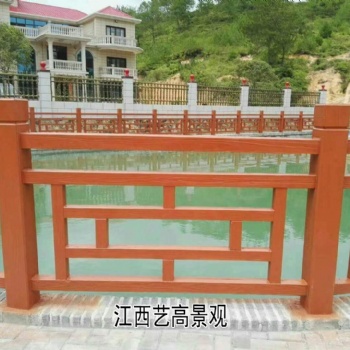 江西公园道路仿木护栏，绿化草坪、水泥仿木栏杆，阳光正好