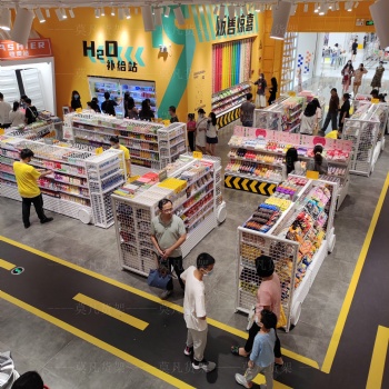 上海kkv货架精品店引人注目的展示和布局设计莫凡货架供应价格低