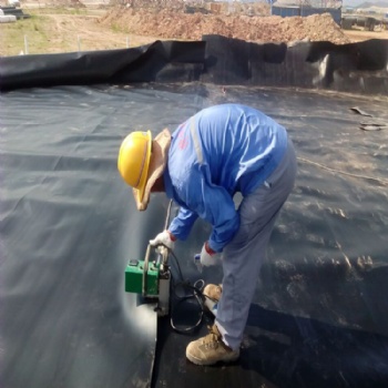 环保防渗材料HDPE土工膜、垃圾填埋场防渗材料HDPE土工膜、聚酯长丝土工布厂家