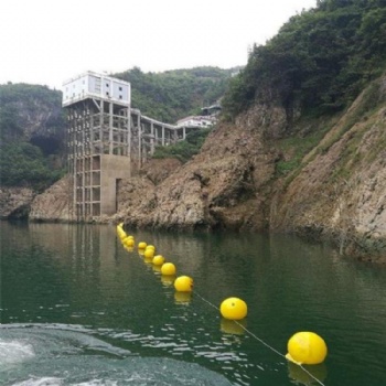 长江水面施工水域隔离串联是塑料浮球