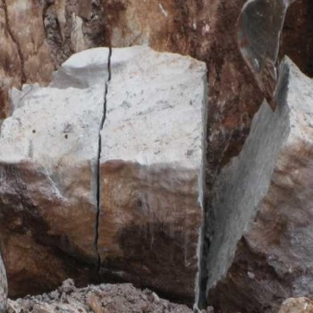 金昌岩石矿石开采用无声破碎剂