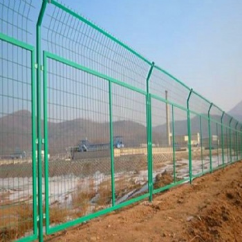 加工定制高速公路护栏 水库河道围栏养殖防护网 刺绳隔离栅