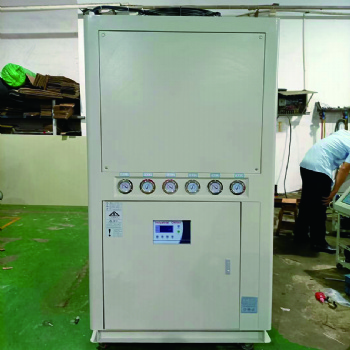 冷水机 川惠冷水机的分类及特点 冷水机分类可分为两大类：风冷式冷水机和水冷式冷水机
