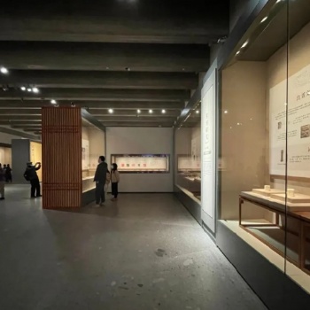 武汉博物馆遥控平移门沿墙柜订制 金属烤漆博物馆字画展柜制作厂家