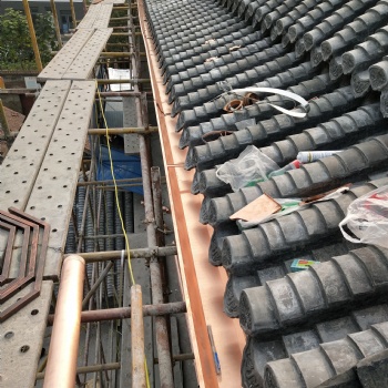 新农村住宅屋面接水天沟方形雨水管安装