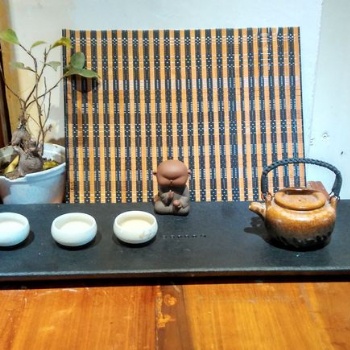 蒙古黑石茶盘之美 探索火烧面与茶盘艺术的融合之旅