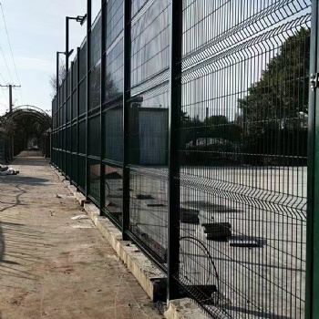 球场围网焊接围栏PVC包塑防护网车间仓库隔离防护网球场围网厂家