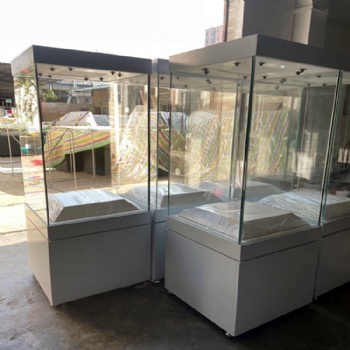 环保材质时尚设计博物馆展柜制作-隆城展示