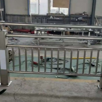 供应各种不锈钢防护栏，铁艺围栏，学校围栏，幼儿园护栏